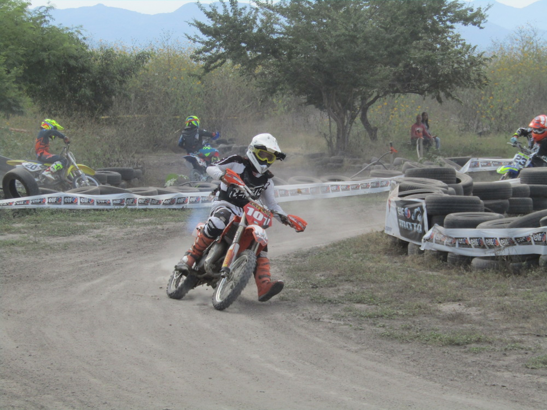 Rugen motores en pista Parador 245
