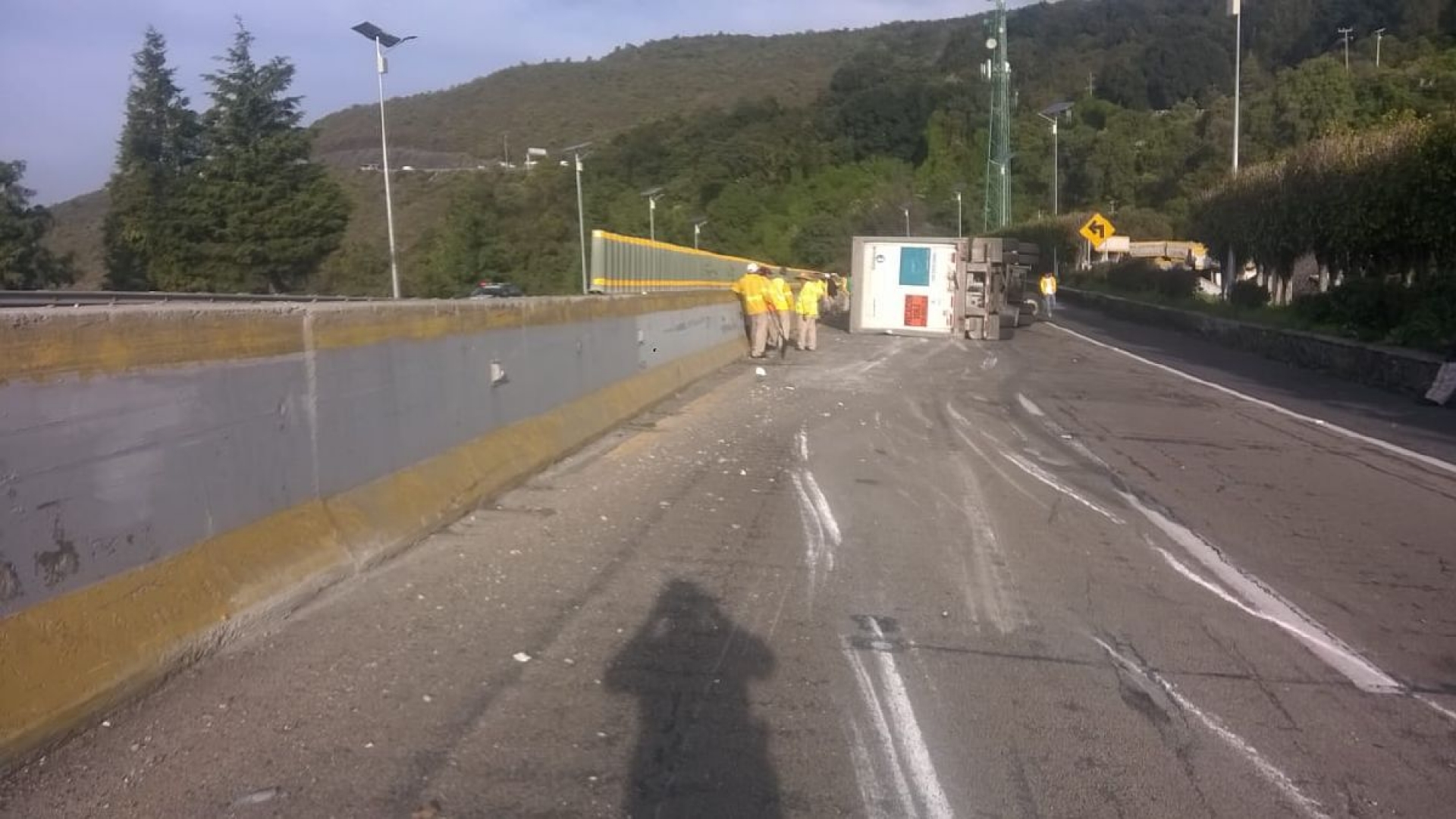 Vuelca tráiler sobre la autopista México-Acapulco