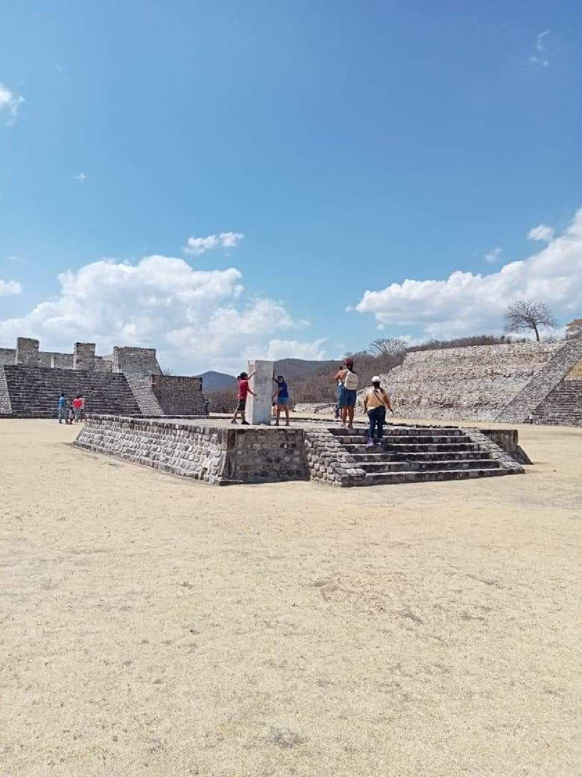 Visitan miles de turistas Zona Arqueológica de Xochicalco