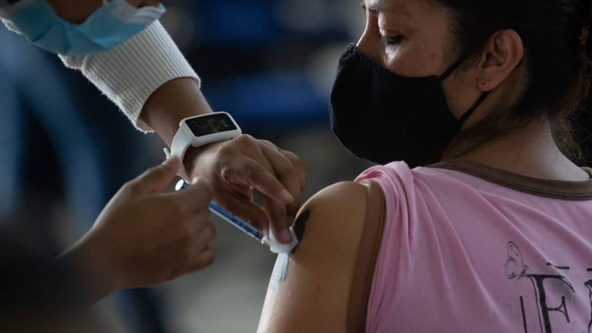 Migrantes son vacunados contra COVID-19 en Tijuana