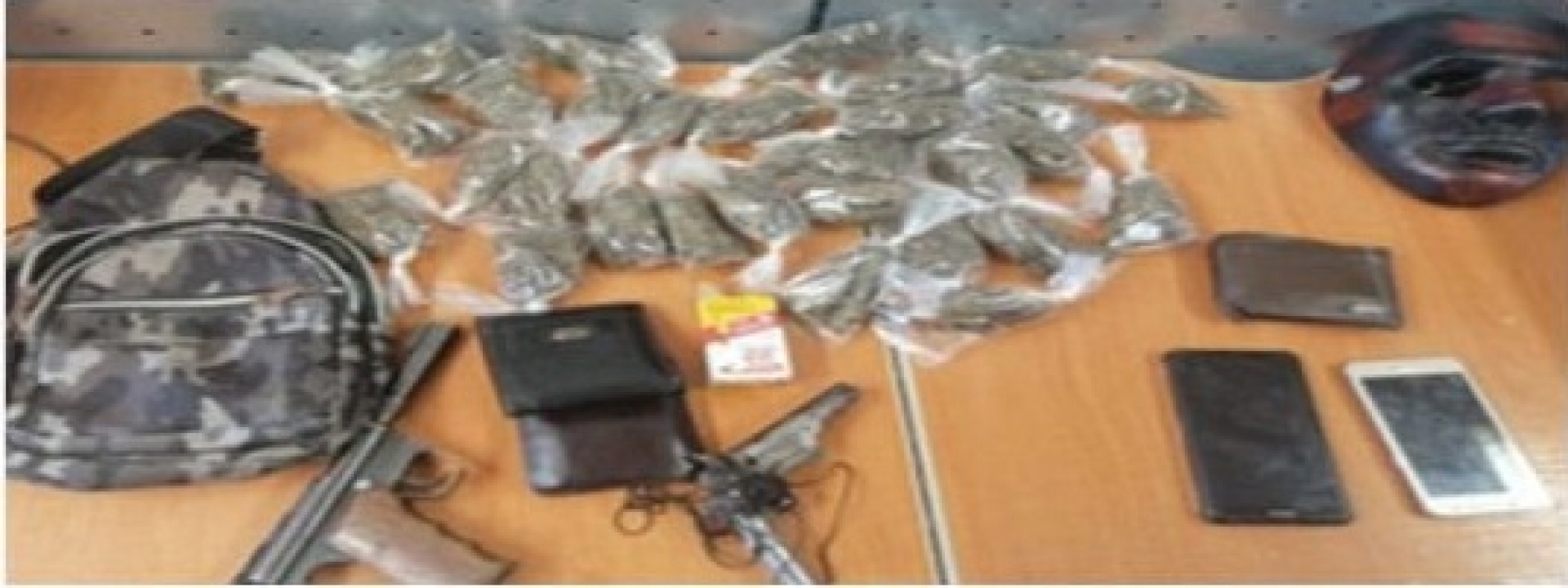 Transportaban armas y droga en un taxi