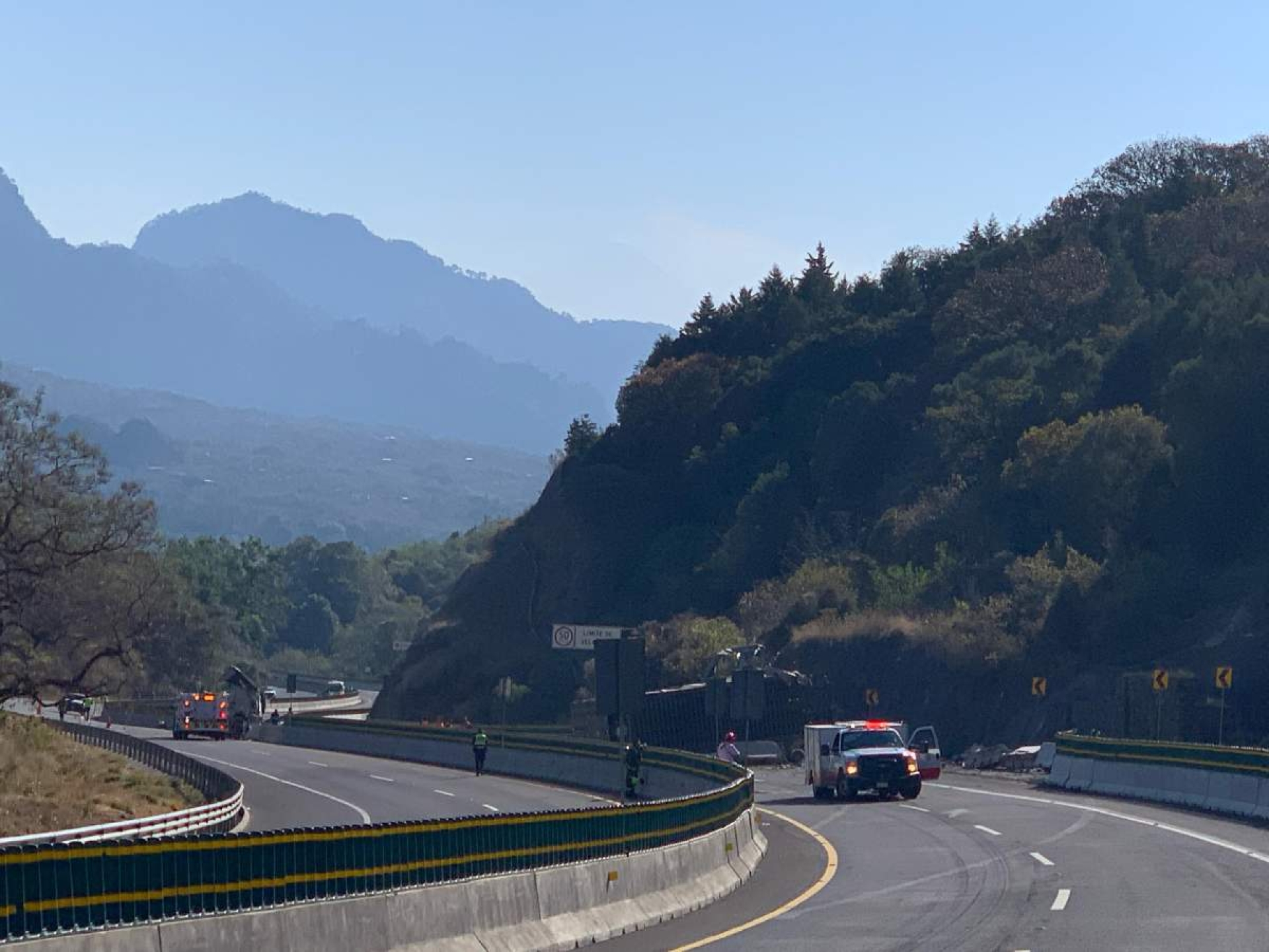 Vuelca tráiler en la autopista La Pera-Cuautla