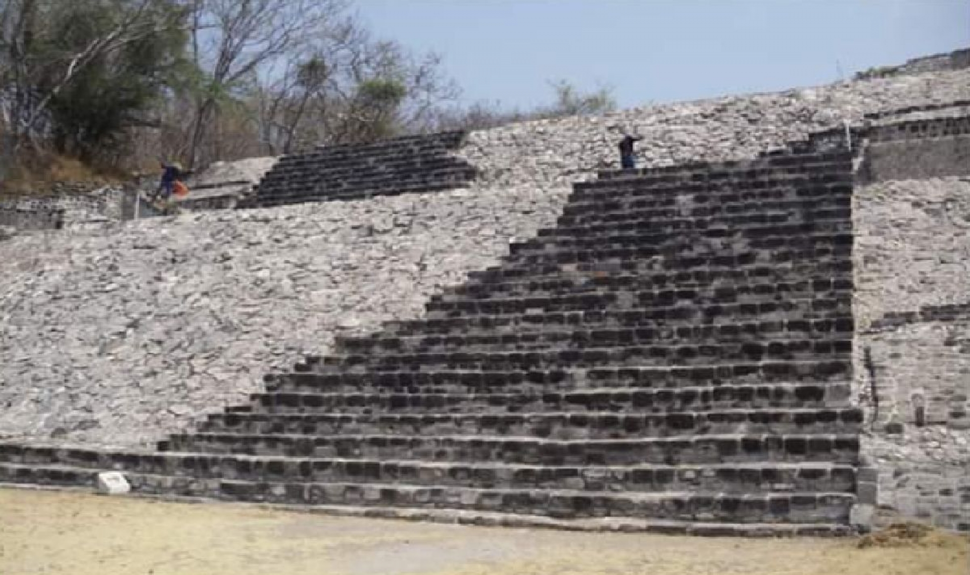 Realizan mantenimiento en la Zona Arqueológica de Xochicalco
