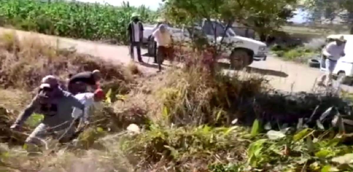 Inicia limpieza de canales que desembocan en la laguna de Coatetelco