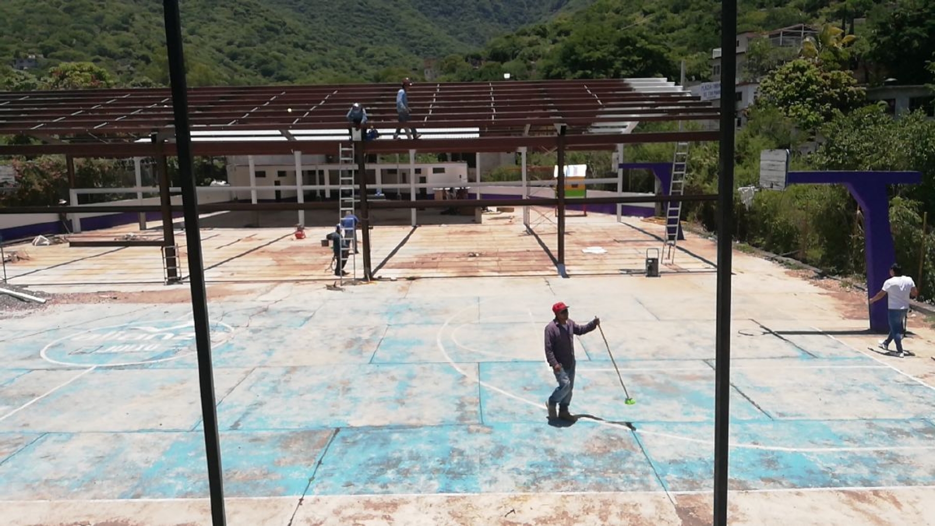 Inconclusa, remodelación de canchas de básquetbol en Tilzapotla: habitantes
