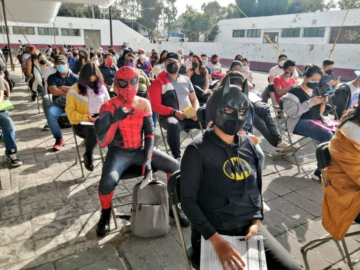 Jóvenes de 18+ se disfrazaron para recibir la vacuna contra COVID-19