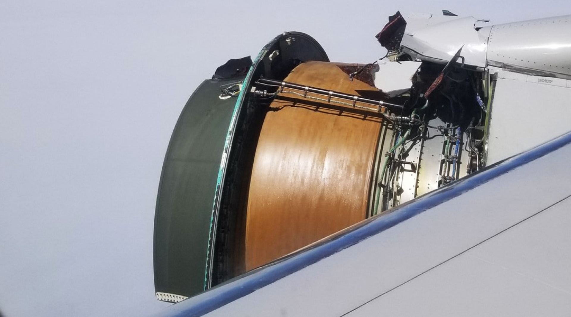 Este video muestra cómo se desintegra el motor de un avión en pleno vuelo
