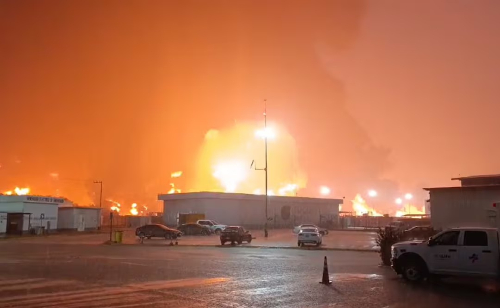 Incendio en refinería Olmeca deja cinco muertos, reporta Pemex