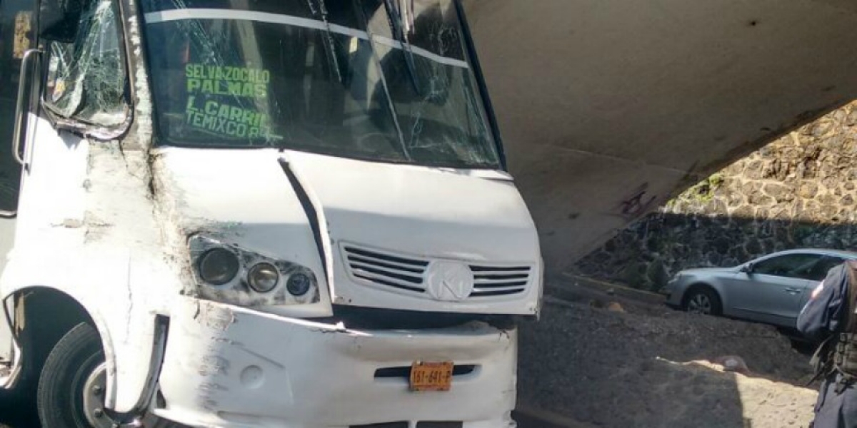 "Ruta" choca contra muro en el centro de Cuernavaca