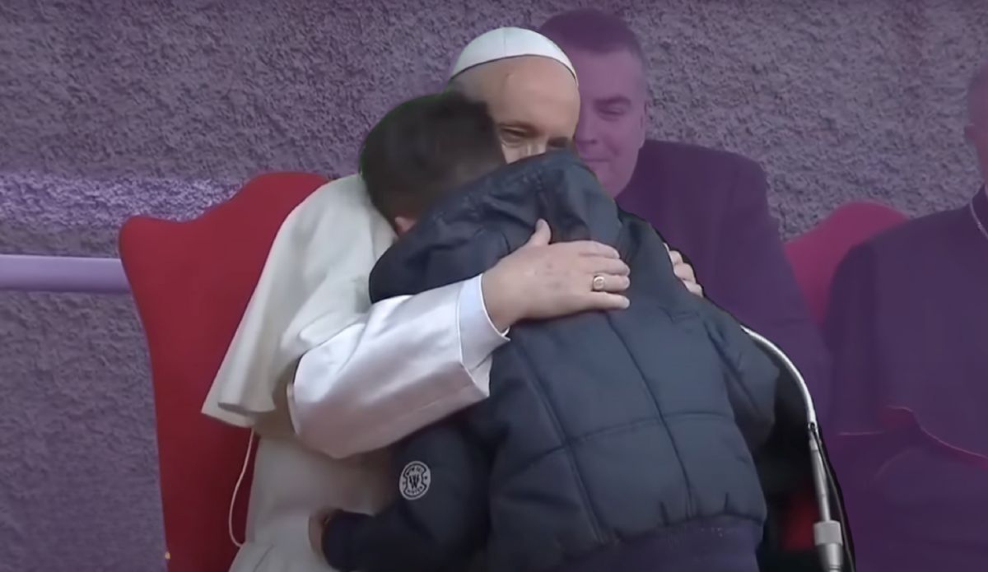 El día que el Papa Francisco reconfortó a un niño que preguntó: 'Mi padre era ateo, ¿está en el cielo?'
