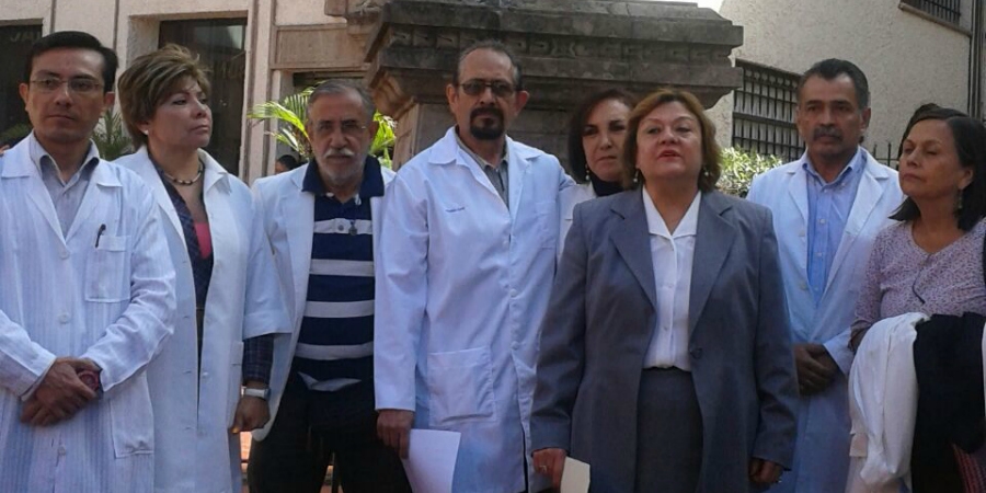 Médicos de Morelos realizan una manifestación simbólica en contra de la criminalización del gremio