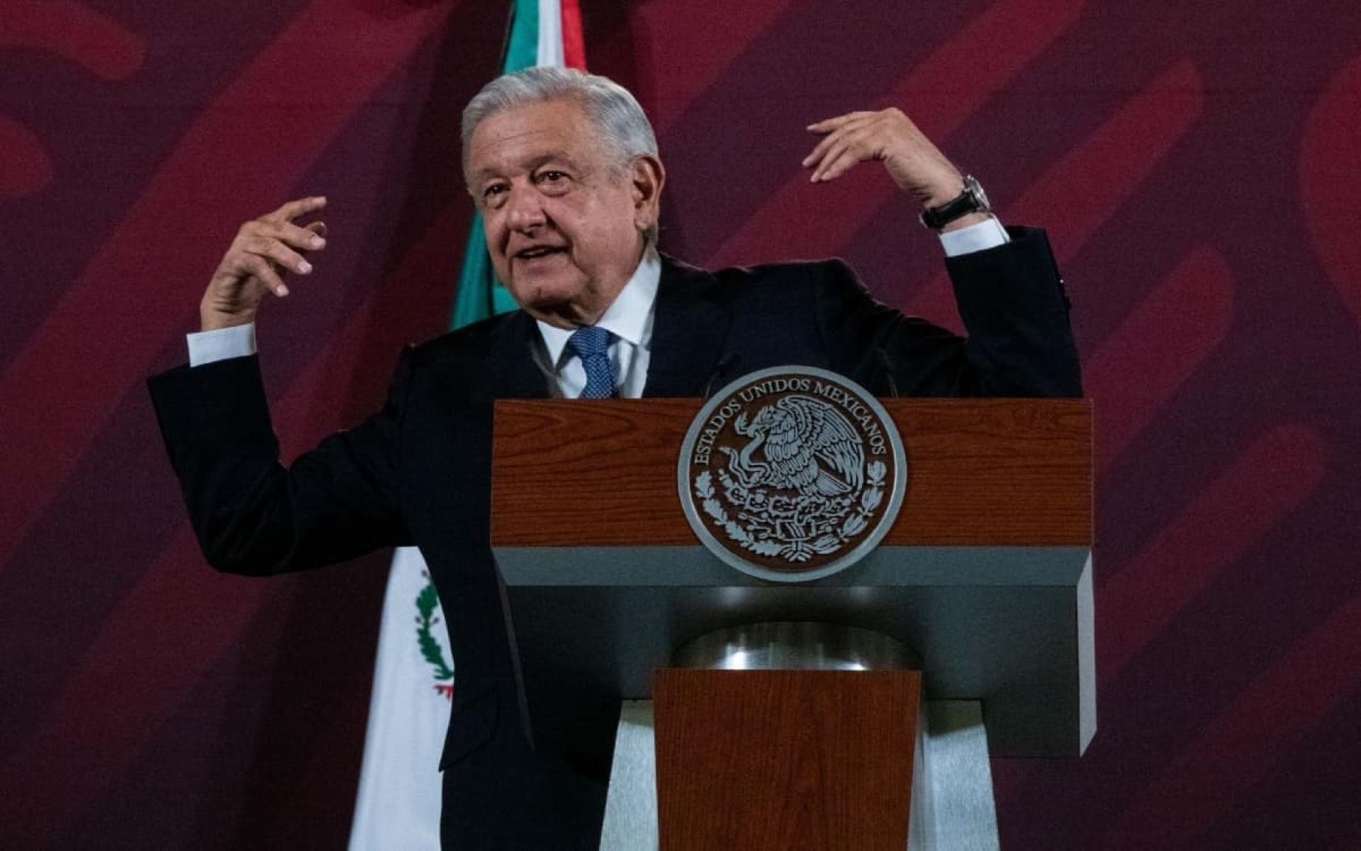 AMLO obedece al INE y elimina 'posdata' de su mañanera