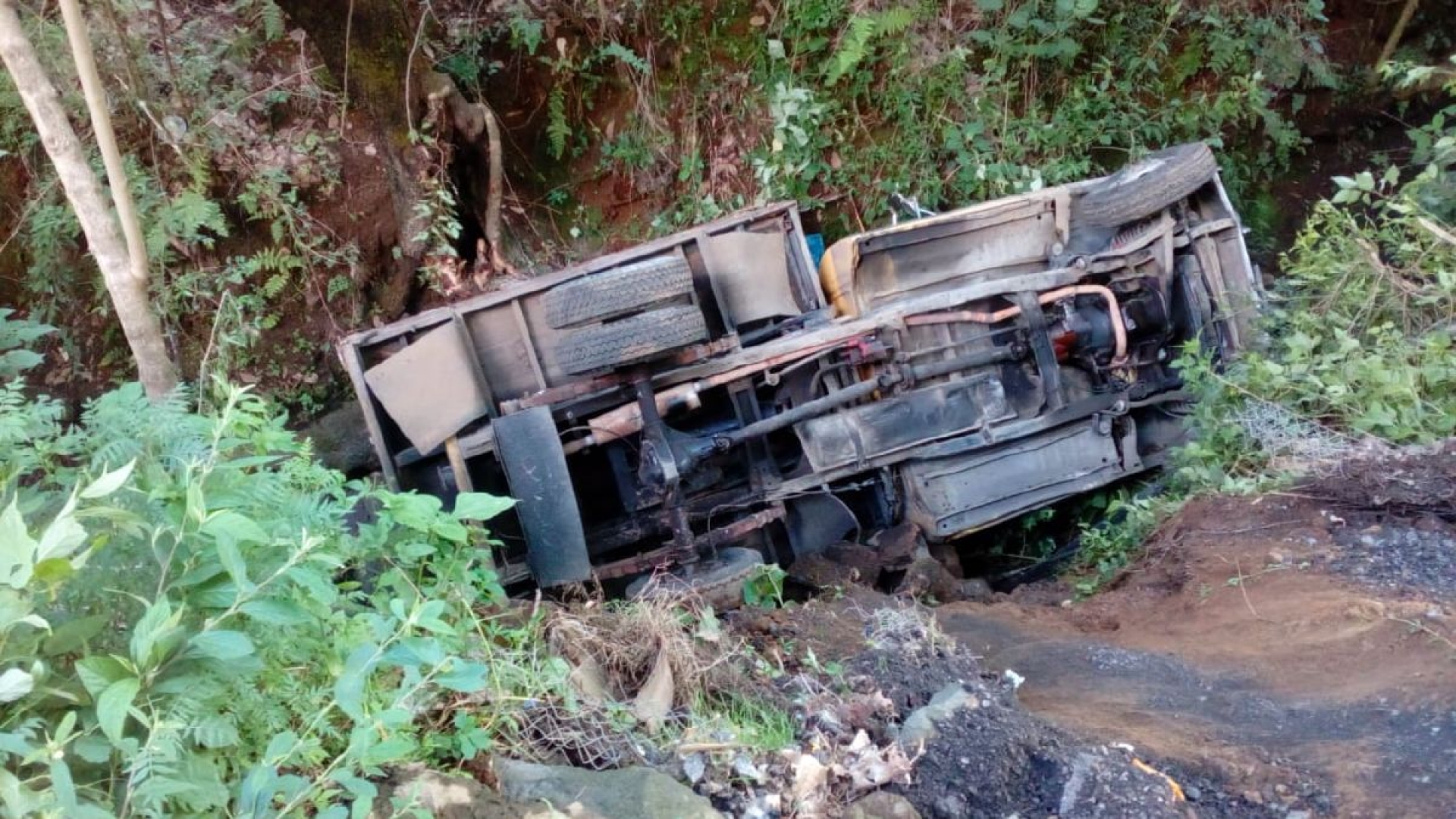 Cae camioneta a una barranca; hay dos lesionados
