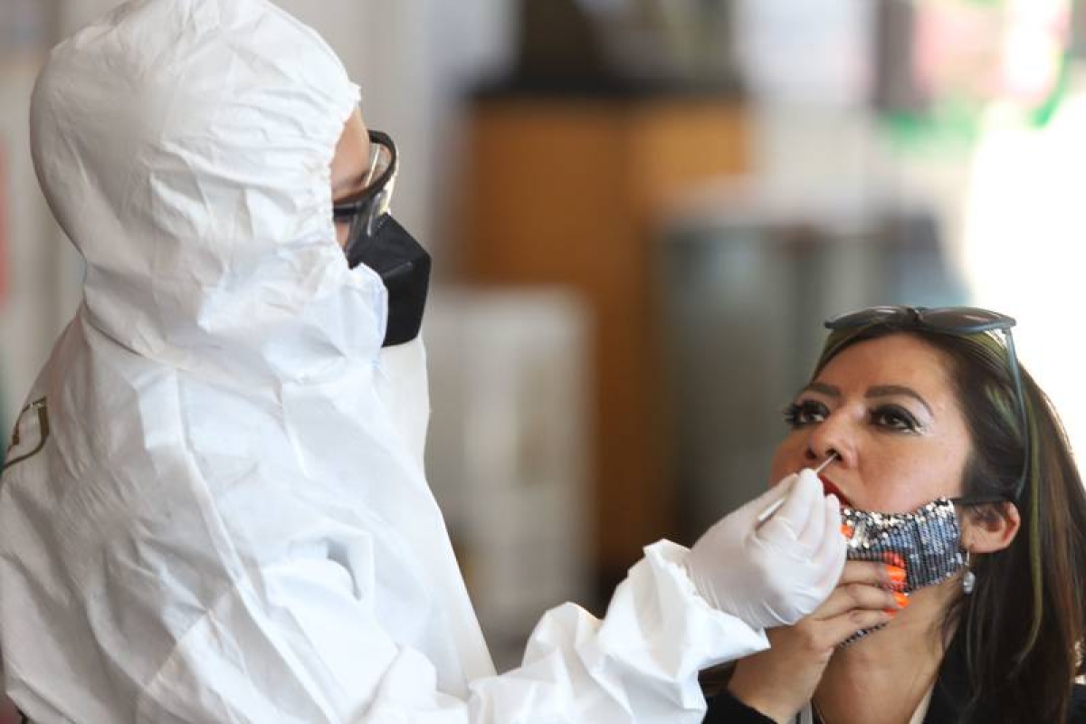 ¿Qué sabemos de ómicron BA.5? Sudáfrica ya reporta aumento de contagios COVID
