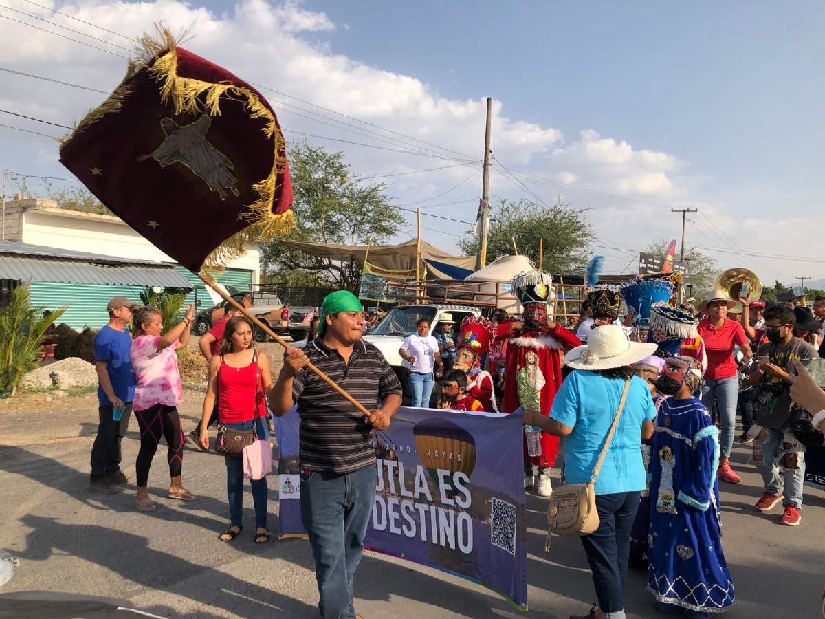 Realizan encuentro de comparsas en Tequesquitengo