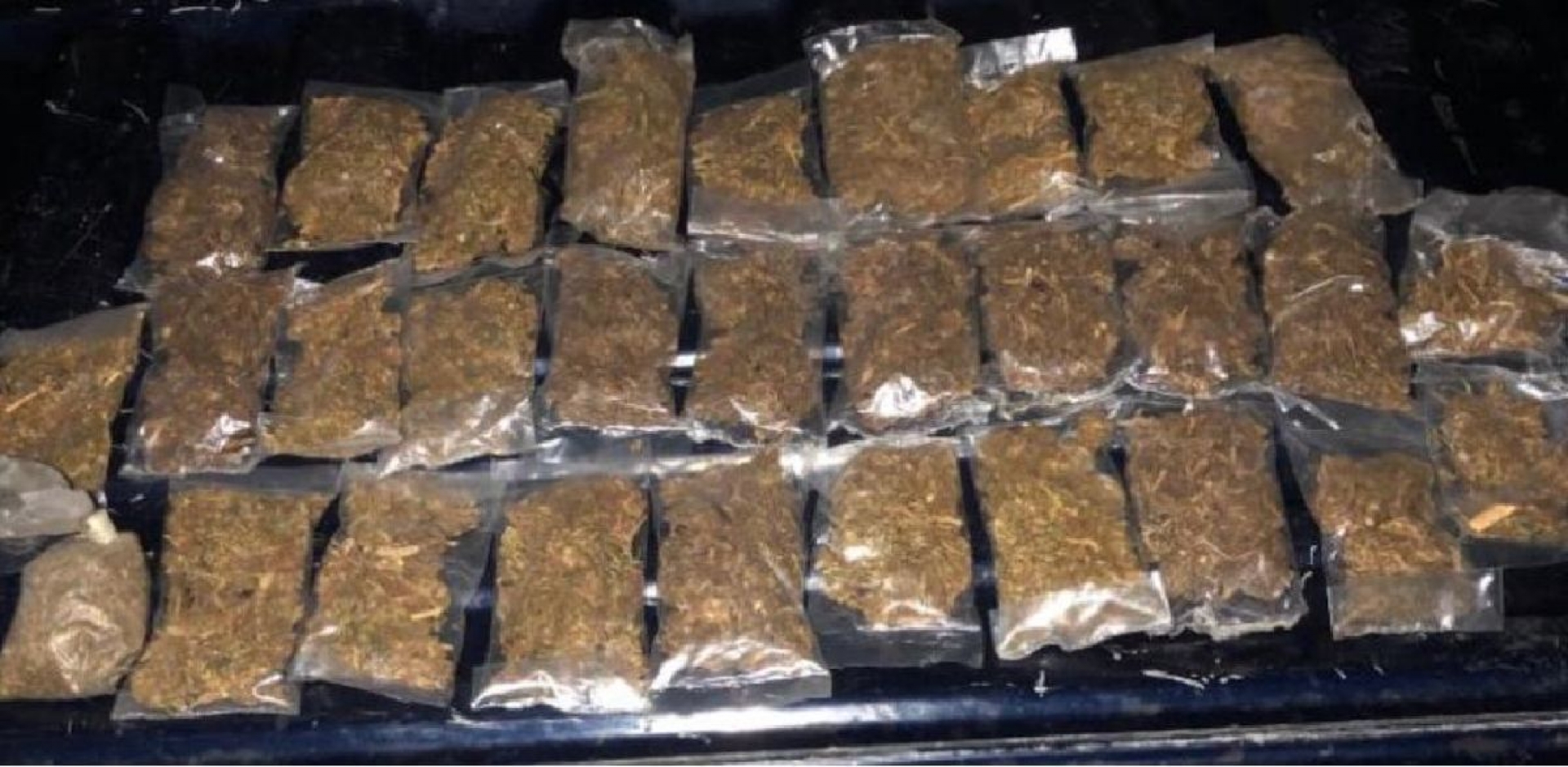 Transportaban 30 bolsas de marihuana en una moto