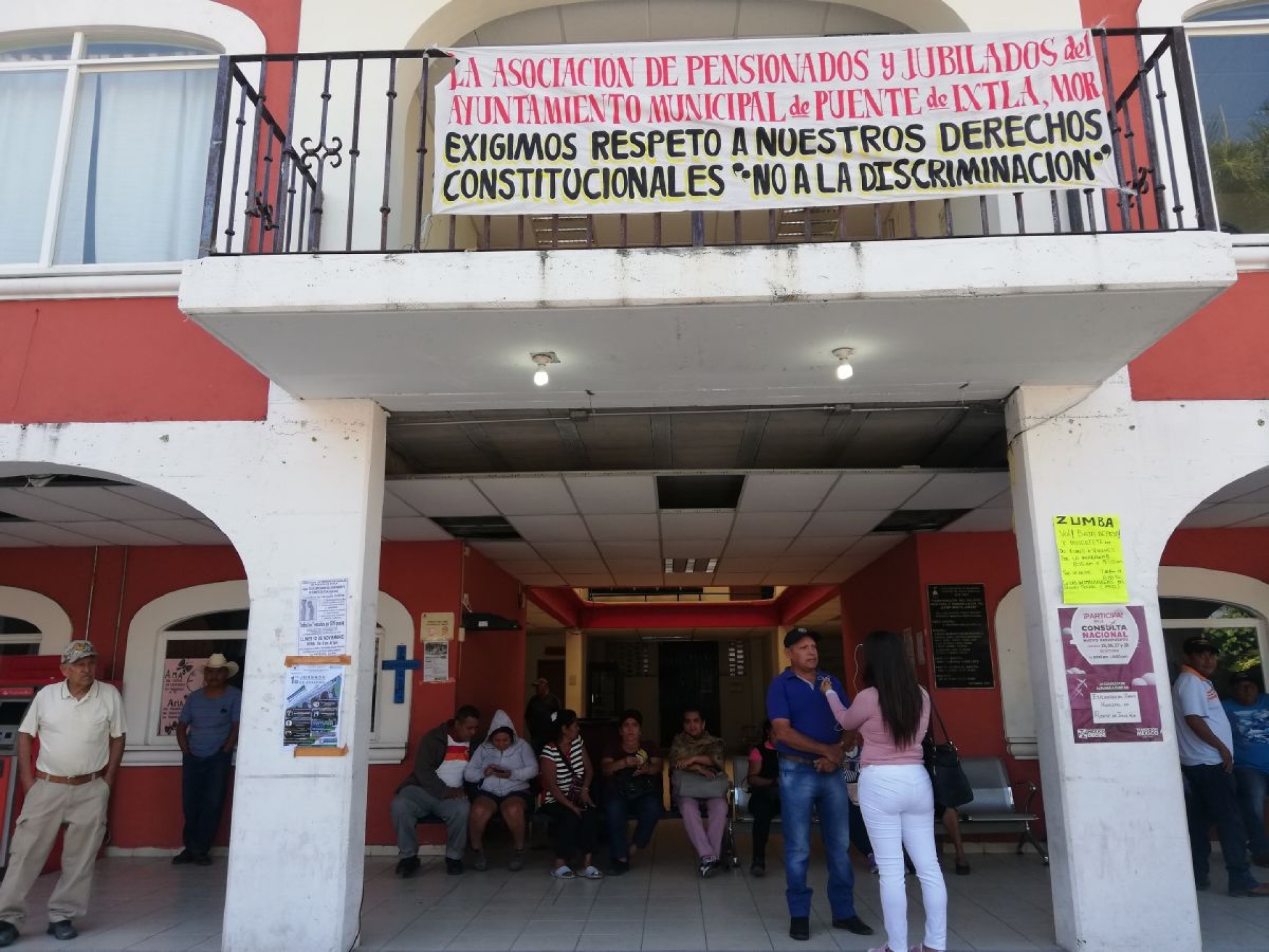 Jubilados liberan el palacio municipal de Puente de Ixtla