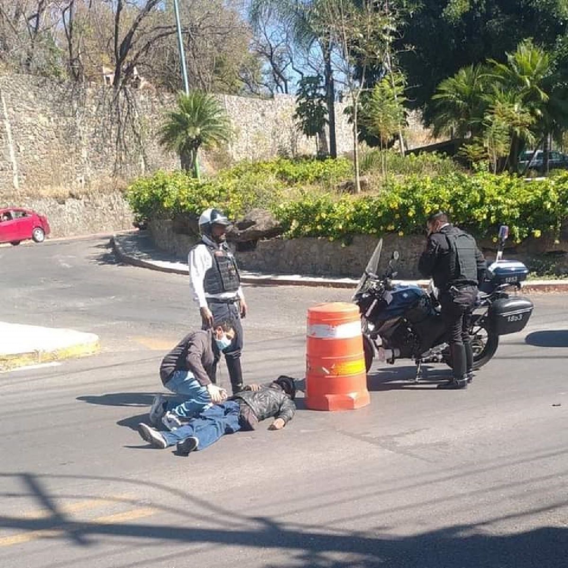 Atropella auto a un repartidor de comida