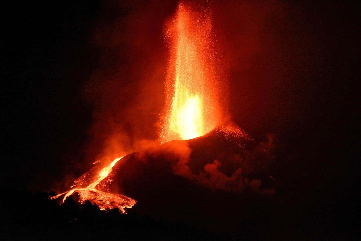 Se forma "tsunami" de lava tras erupciones del volcán Cumbre Vieja