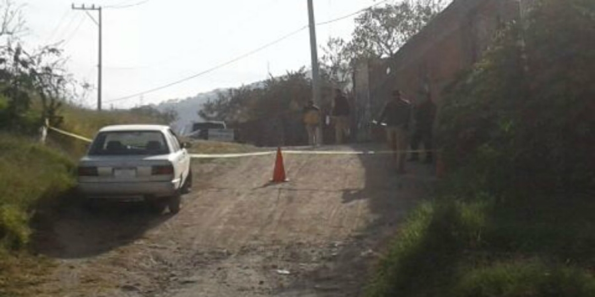 Encuentran el cadáver de un hombre en un terreno baldío de Jiutepec