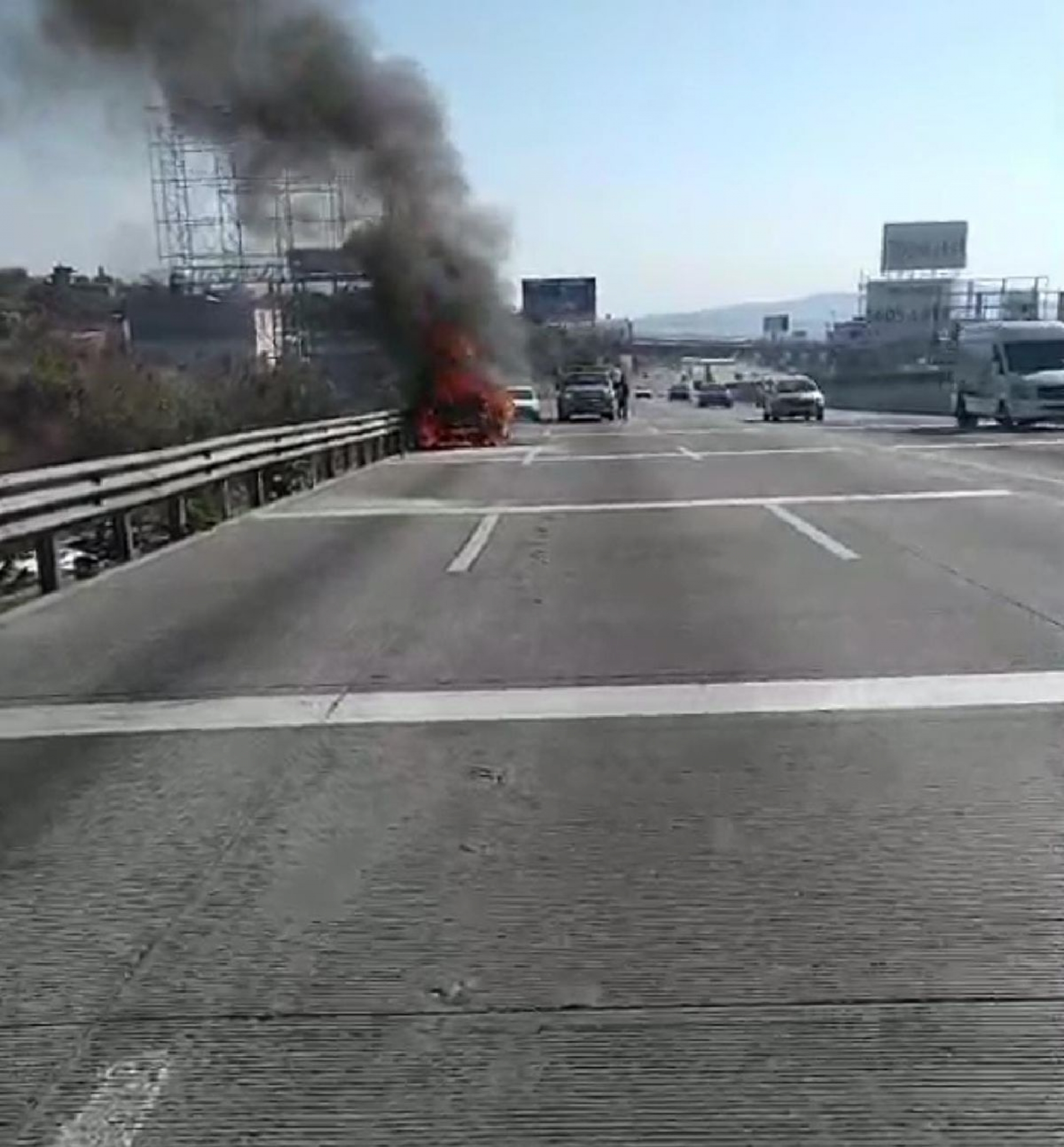 Se incendia camioneta sobre el Paso Exprés