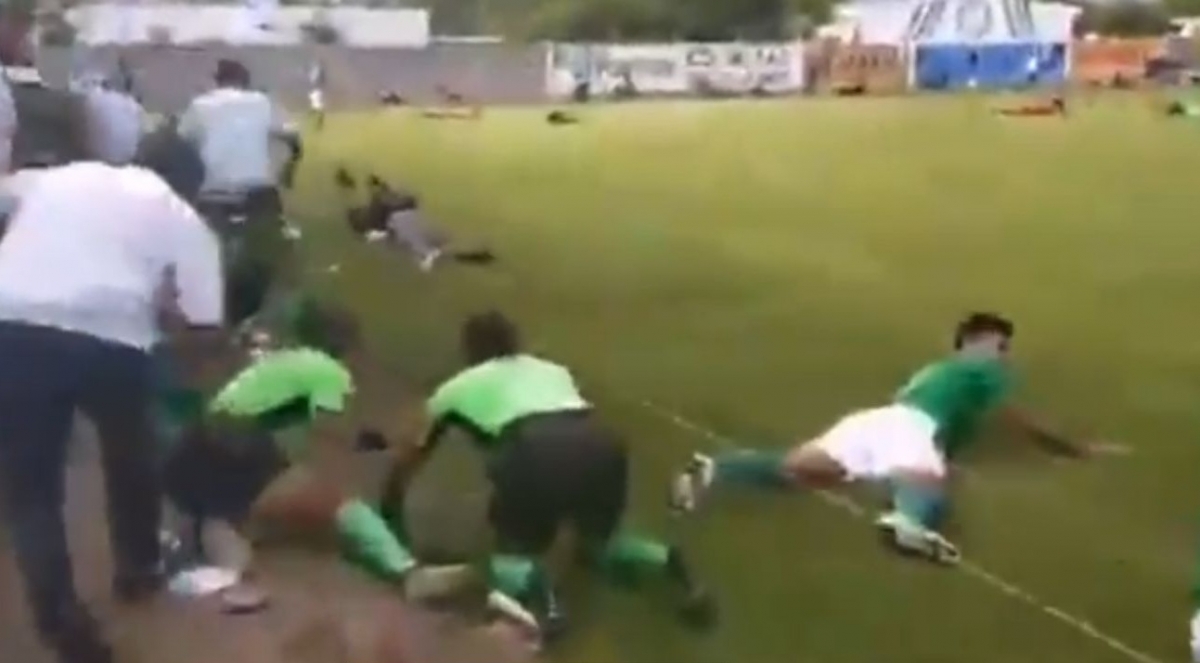 Masacre en pleno partido de futbol: con "cuerno de chivo", hombre mata a tres y hiere a otro