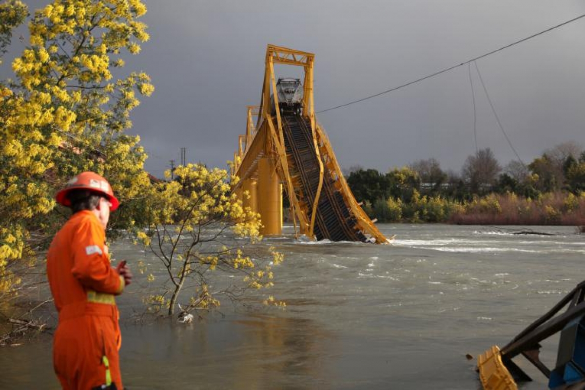 Colapsa emblemático puente en Chile