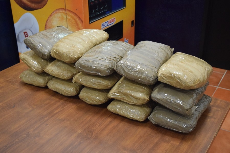 Una mujer habría sido descubierta con 15 kilos de marihuana