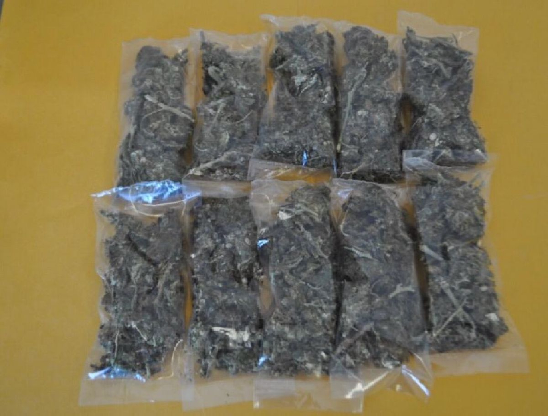 Los acusan de llevar marihuana y de resistirse a una revisión