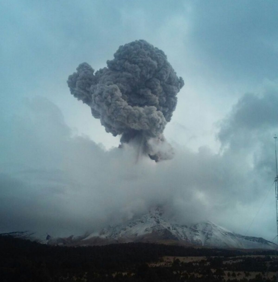 Se registró una fuerte explosión en el volcán Popocatépetl