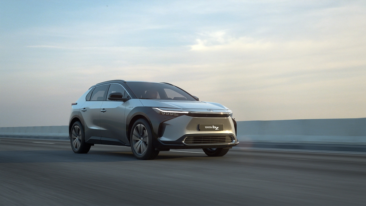 Toyota llama a revisión su primer coche eléctrico por un fallo crítico en las ruedas