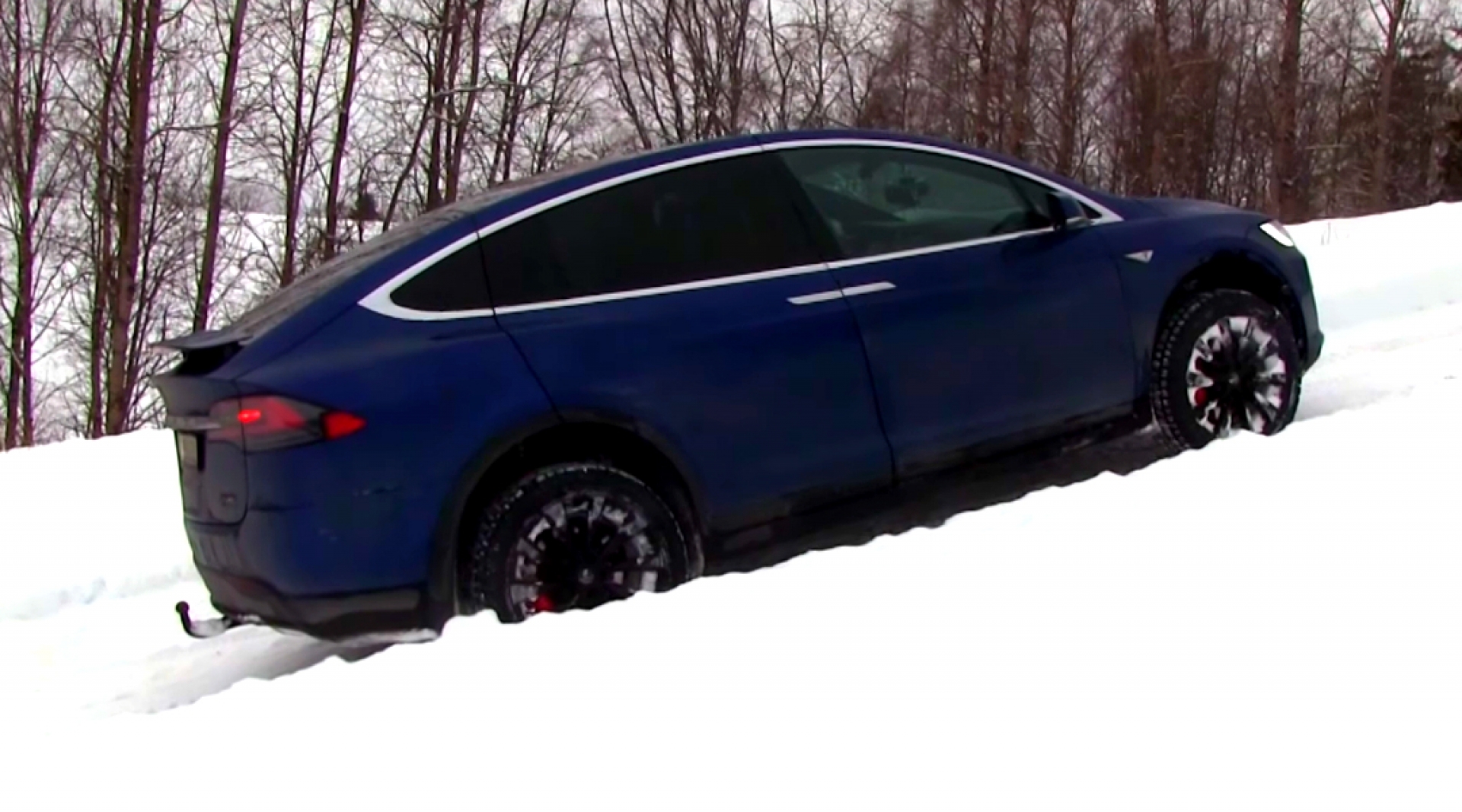 Este Tesla Model X le gana a una Hummer H2 subiendo una pendiente llena de nieve