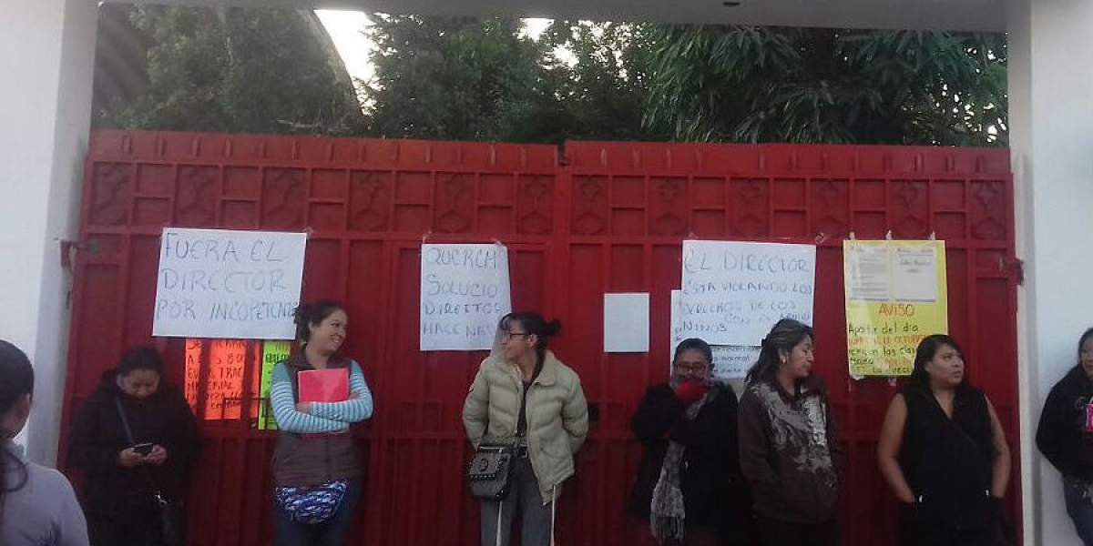 Lo último: Protestan padres de familia de la primaria Niños Héroes