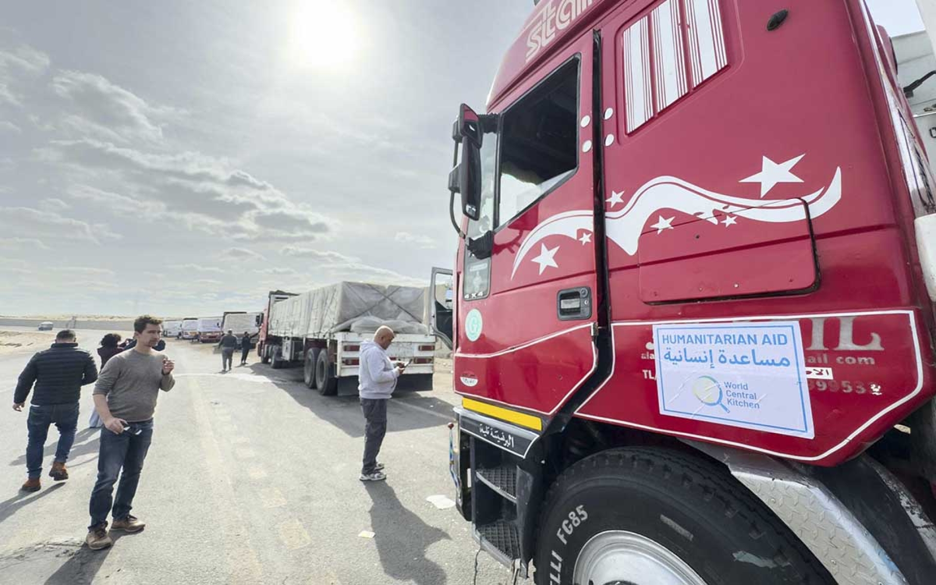 Camiones de ayuda humanitaria comienzan a ingresar a Gaza tras alto al fuego
