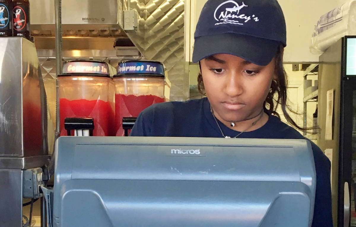 Sasha Obama, camarera en verano