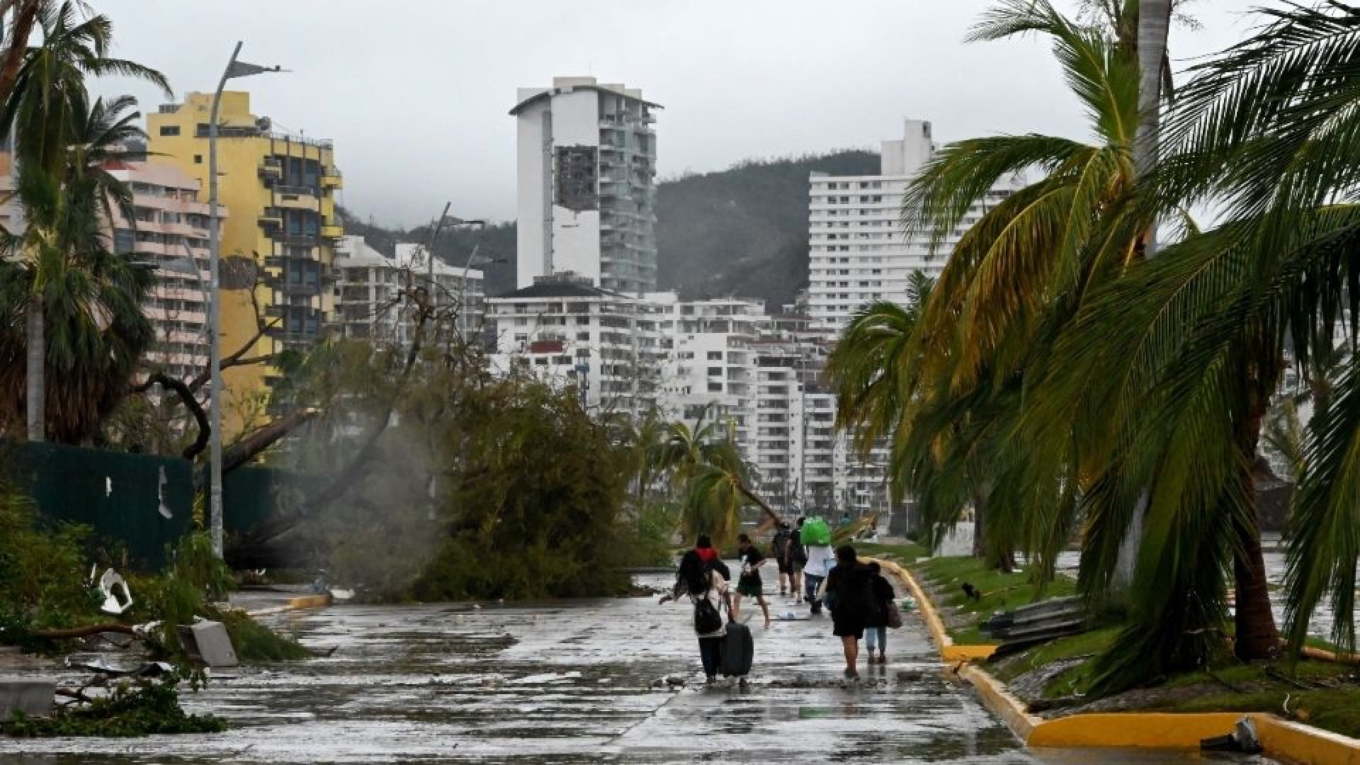 Suben a 39 los fallecidos por huracán 'Otis' en Acapulco