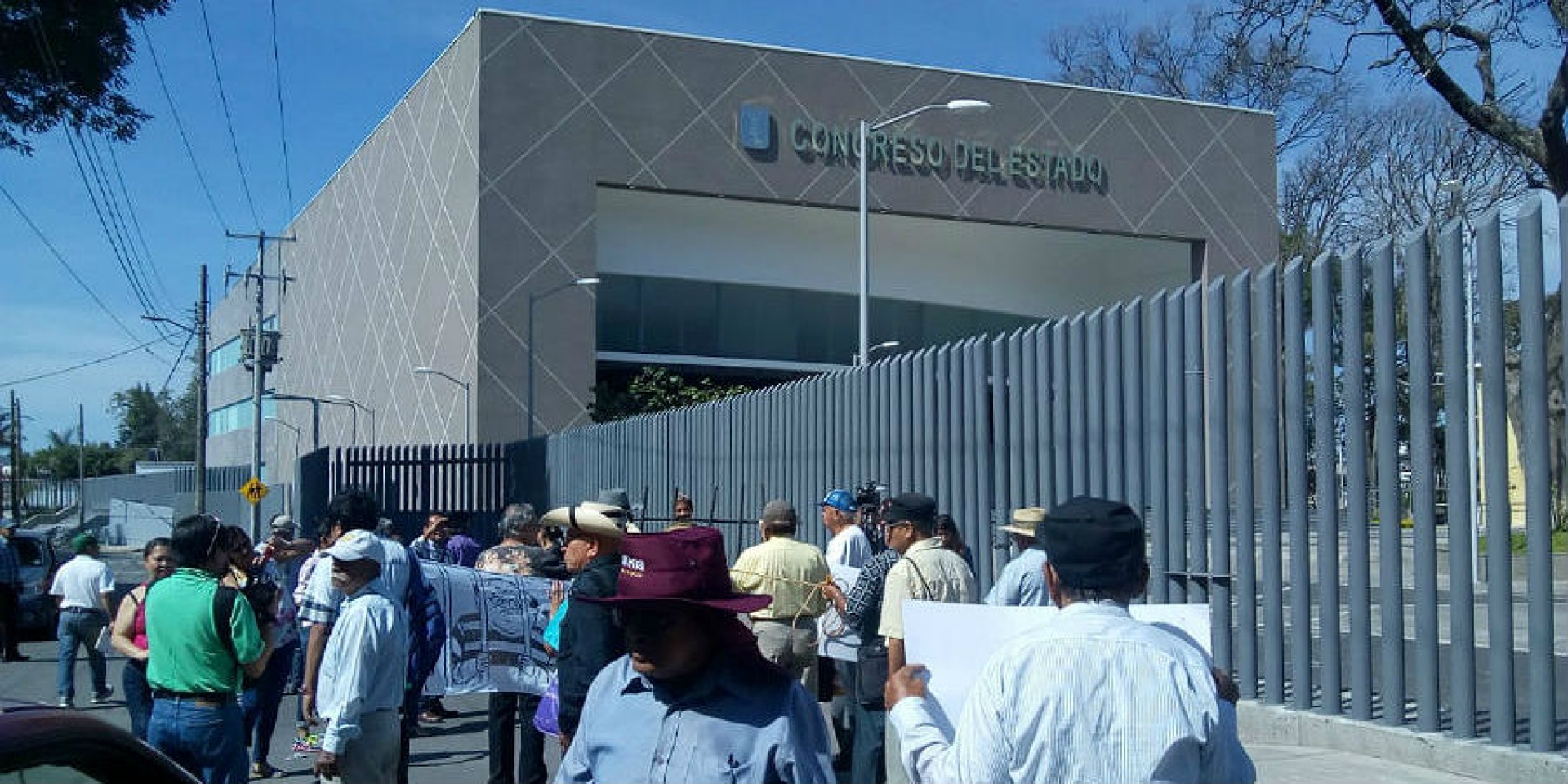 Protesta Asociación Cívica Morelense en el Congreso local
