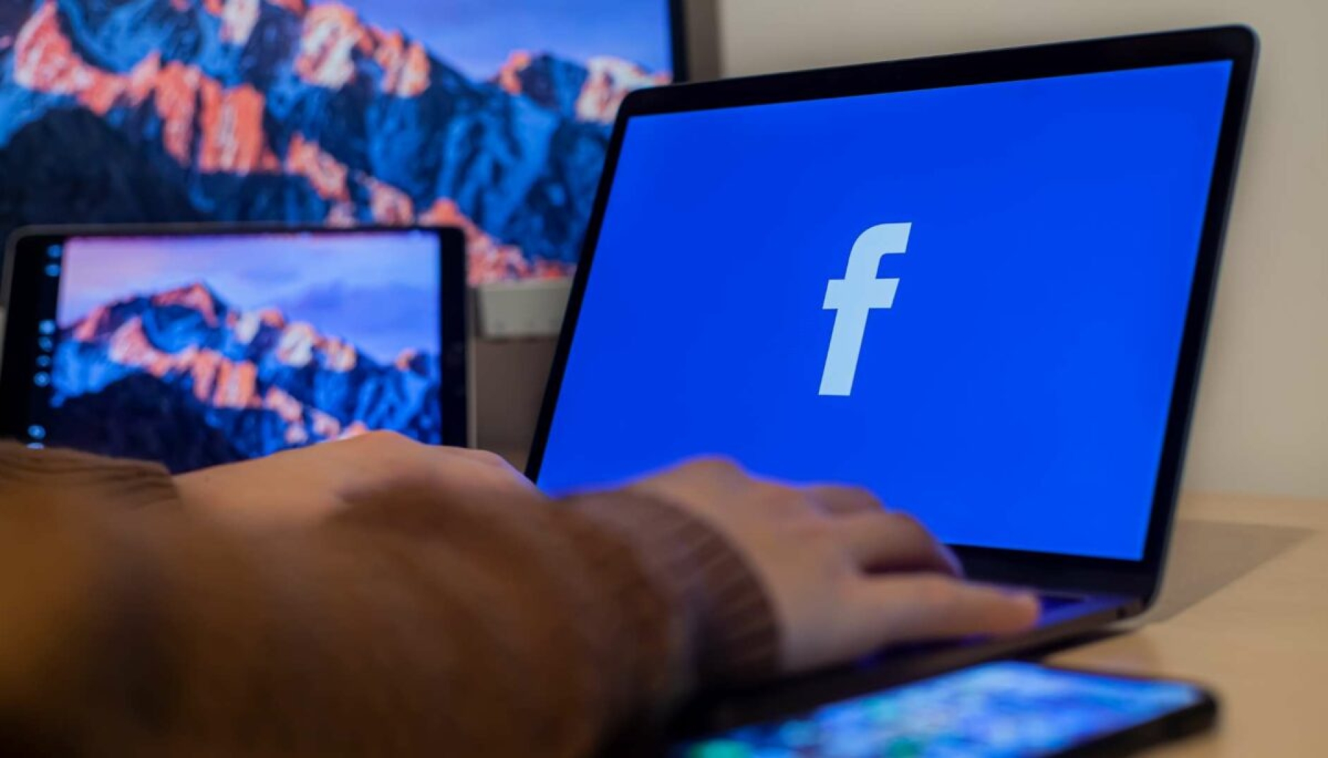 ¡No es tu celular! Reportan fallas con el botón 'atrás' en Facebook