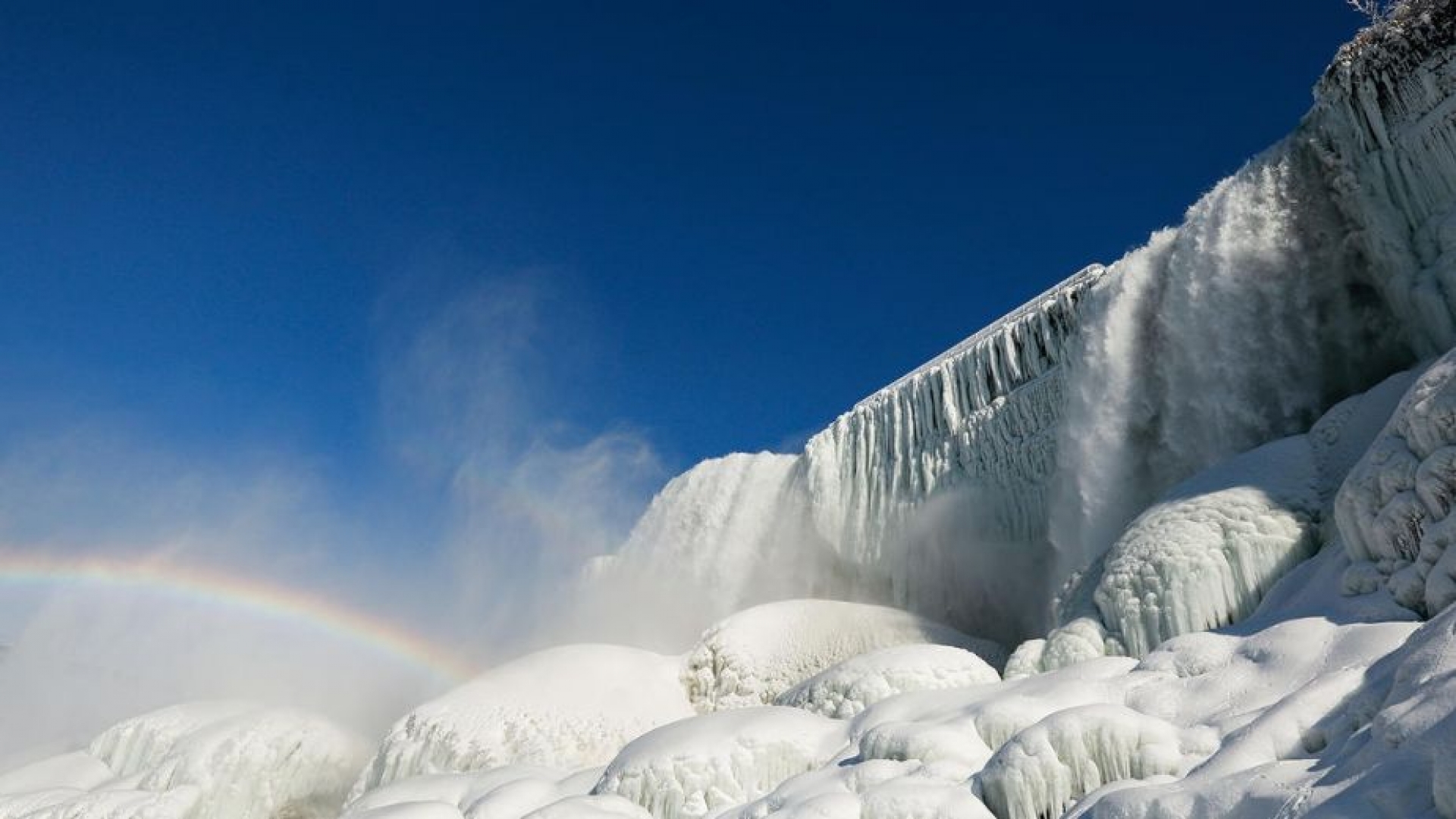 Frío extremo congela las Cataratas del Niágara