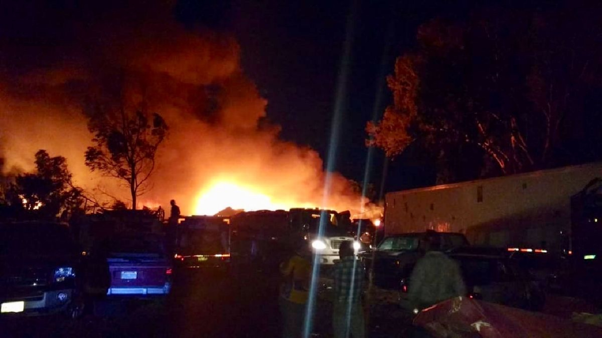 Evidencia incendio en corralón de Yecapixtla carencias de bomberos de Cuautla