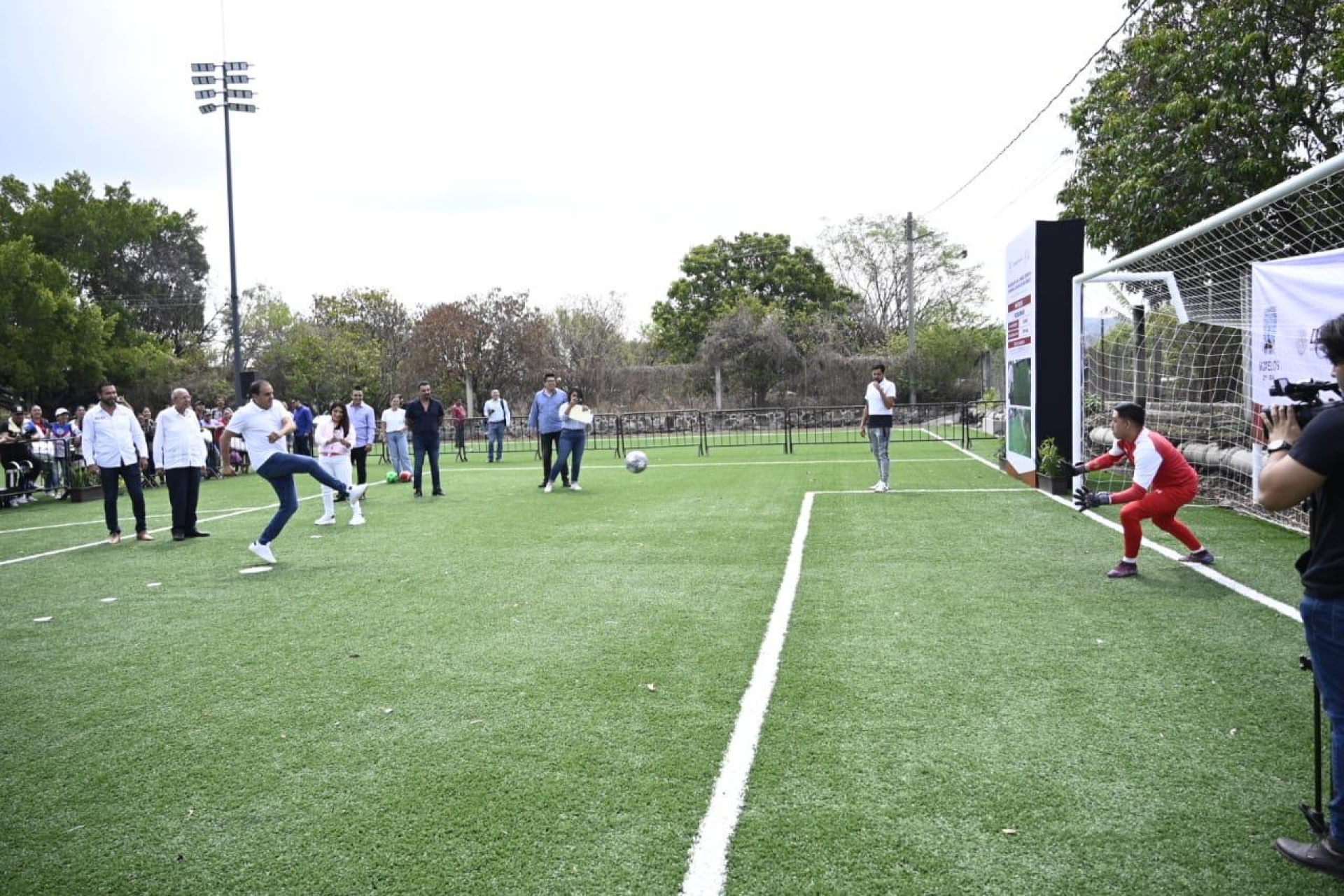 Inaugura gobernador rehabilitación de unidad deportiva Chavarría en Coatlán del Río
