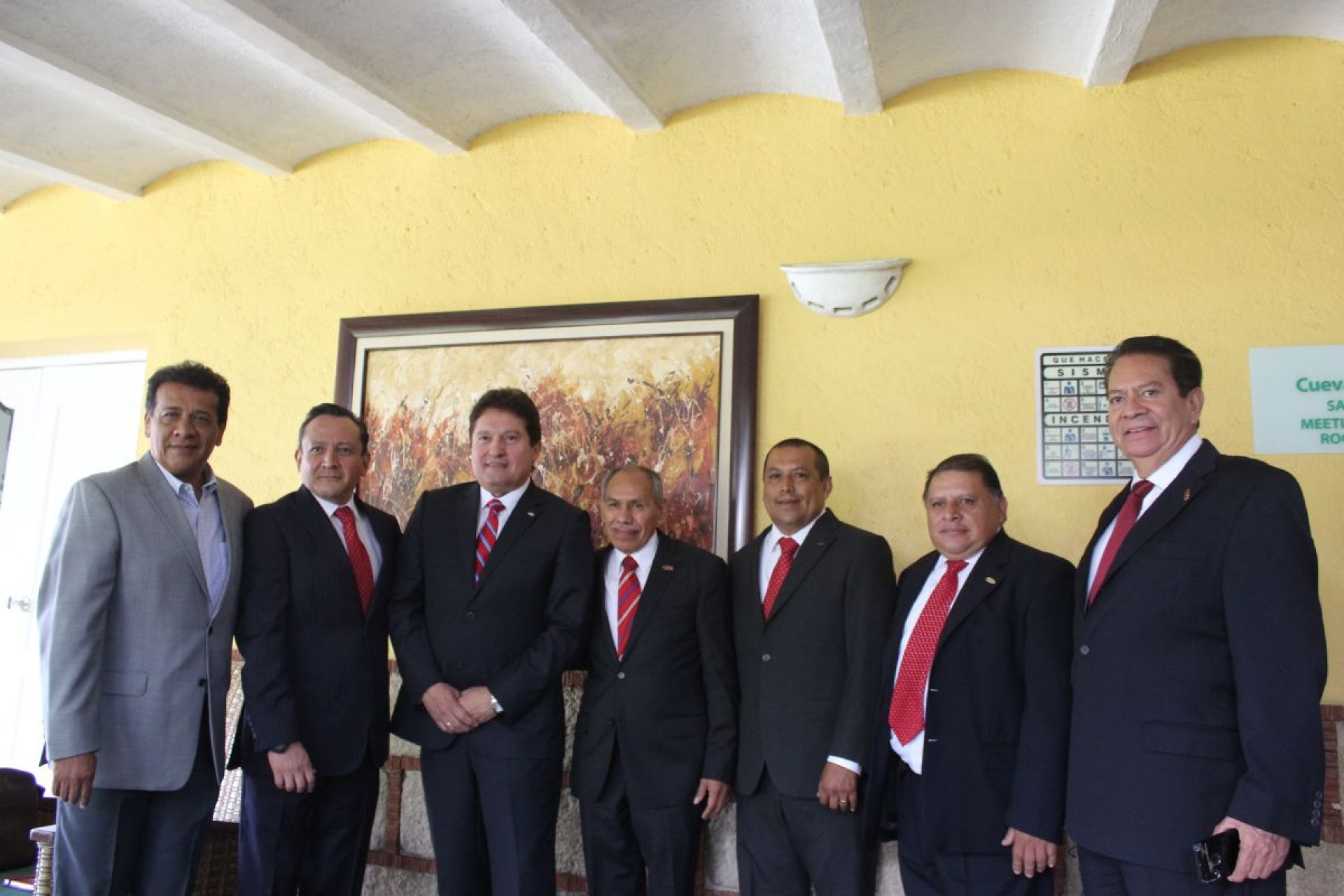 Constructores se rebelan contra medidas de AMLO
