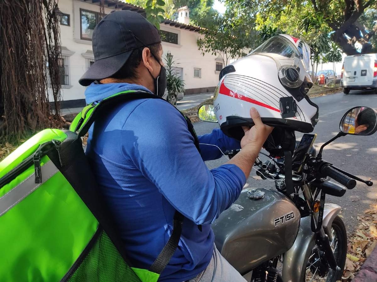 Lleva una cámara en su casco