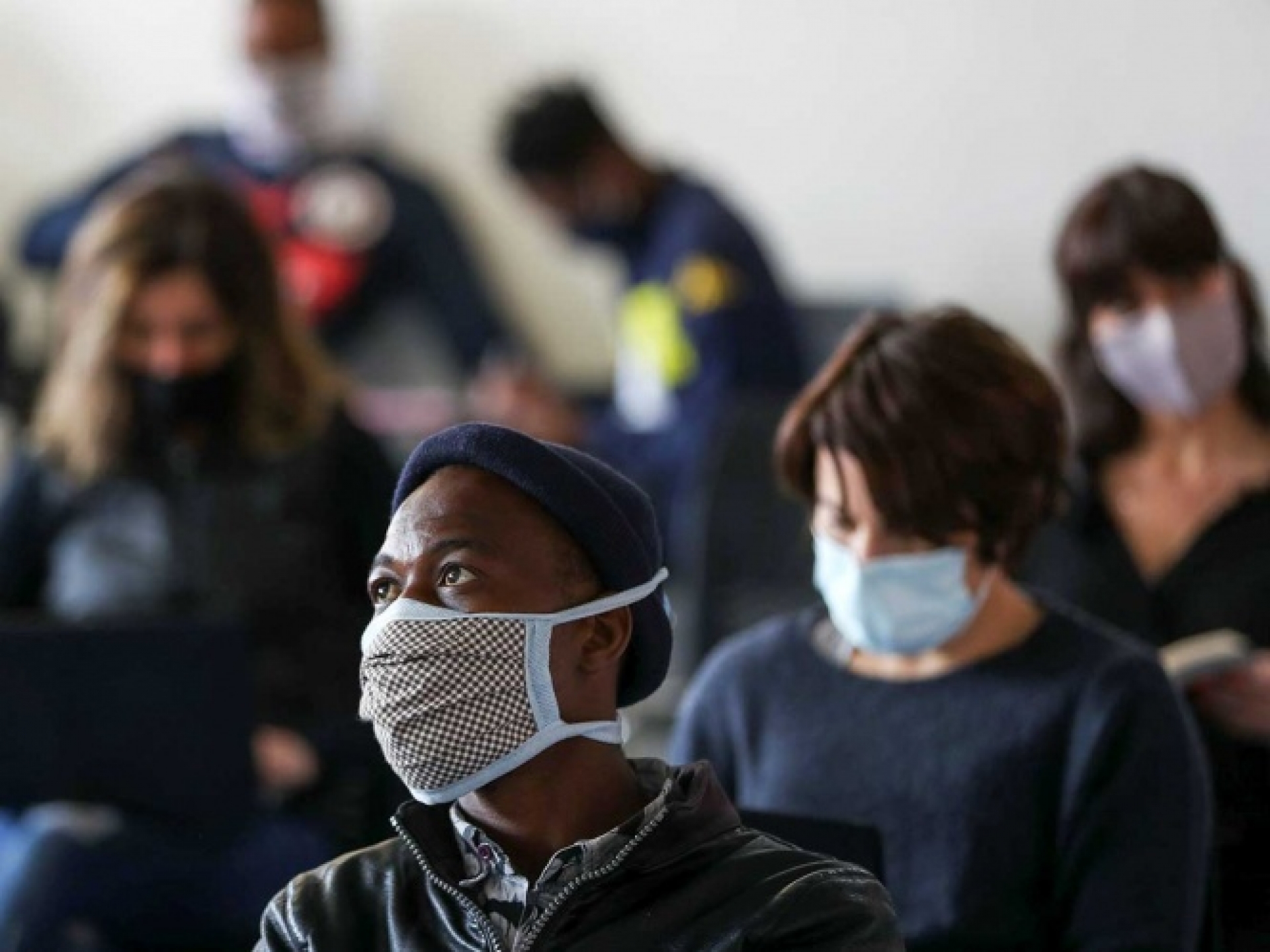 Huyen los voluntarios para las pruebas de la vacuna tras paro de AstraZeneca