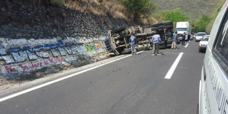 Vuelca pipa de gas en el Cañón de Lobos