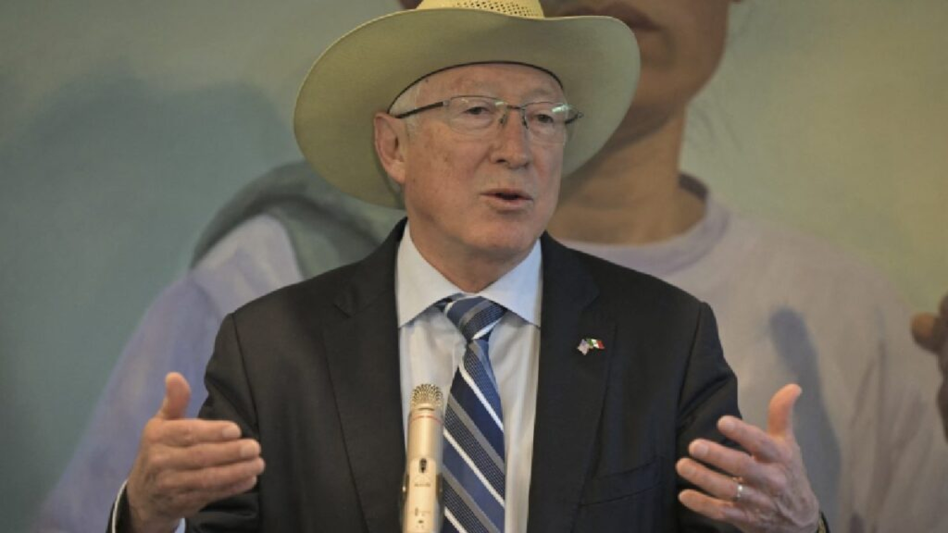 Ken Salazar: 'La estrategia de abrazos no balazos, no funcionó'
