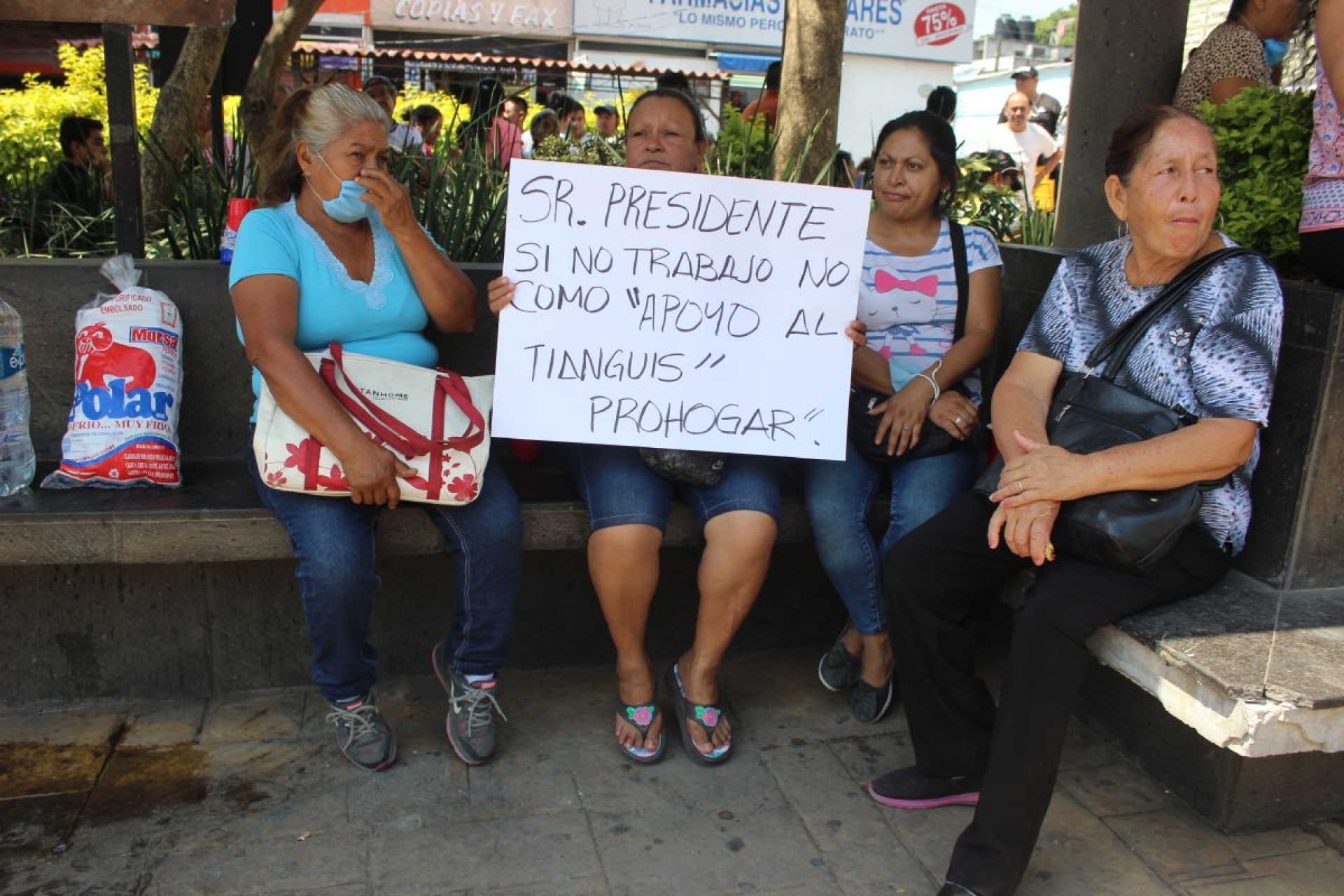 Tianguistas de Zapata se niegan a cerrar