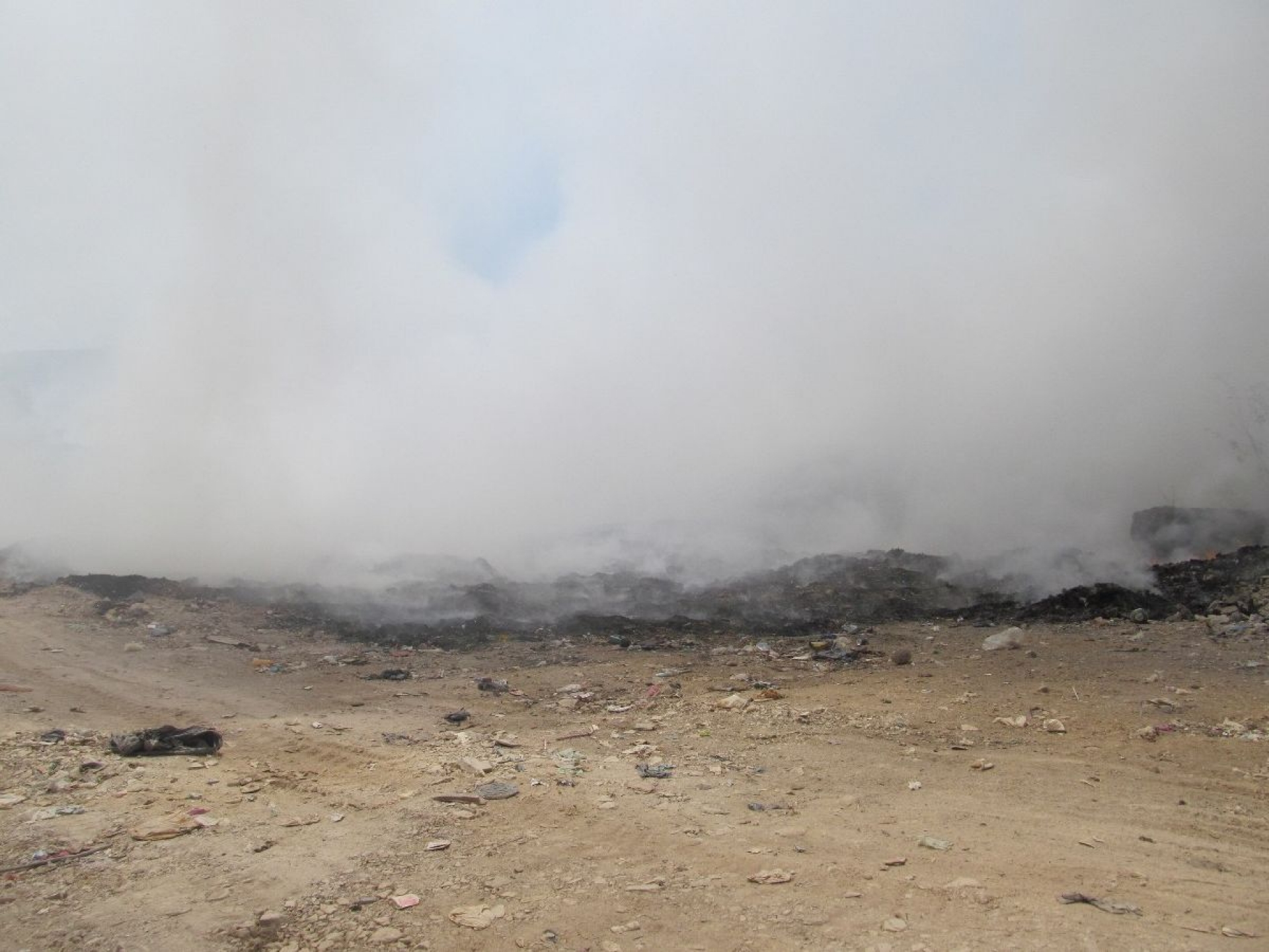 Continúa el incendio del tiradero de Tlaquiltenango