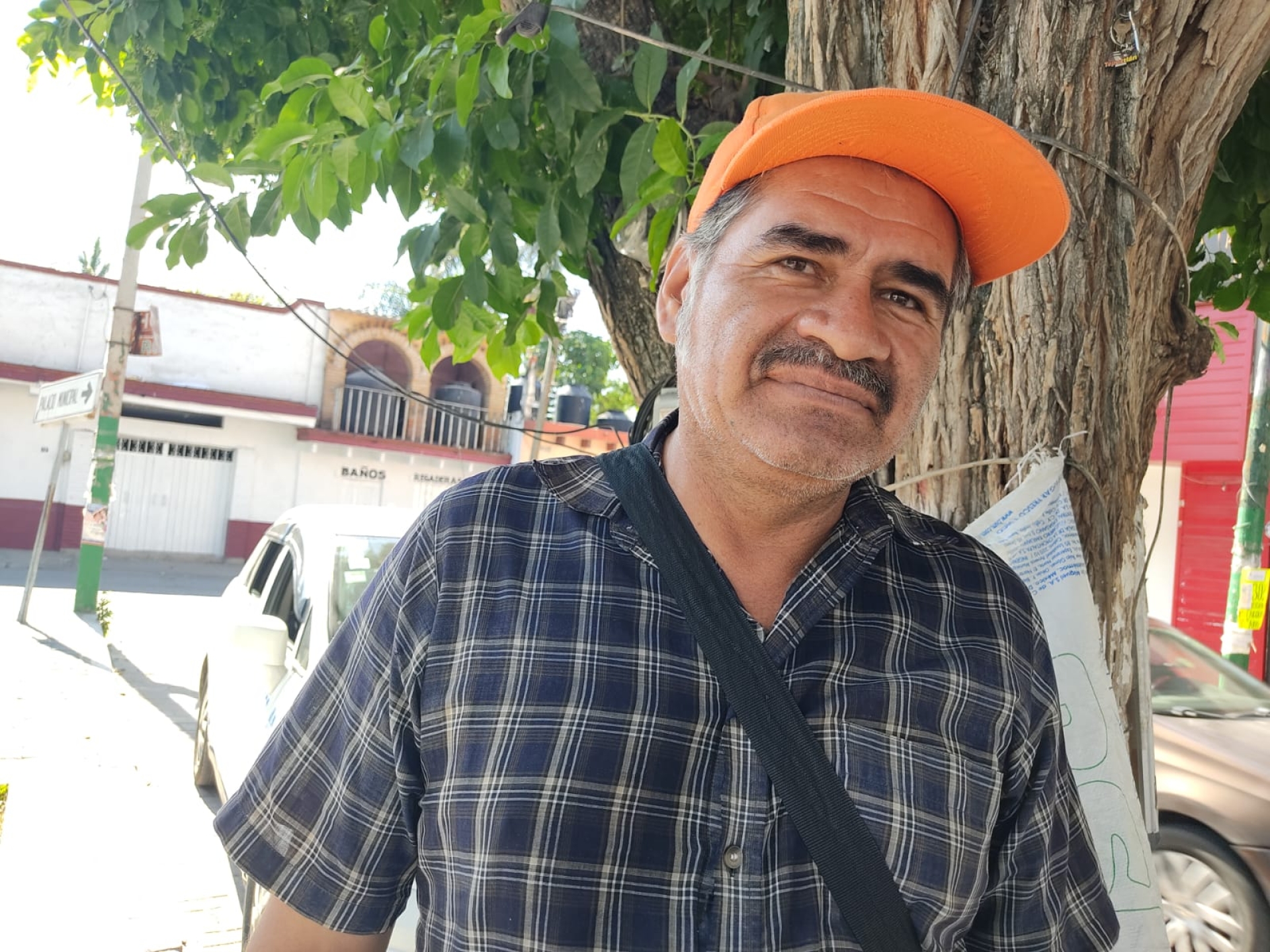 Complementa su oficio con el taxi