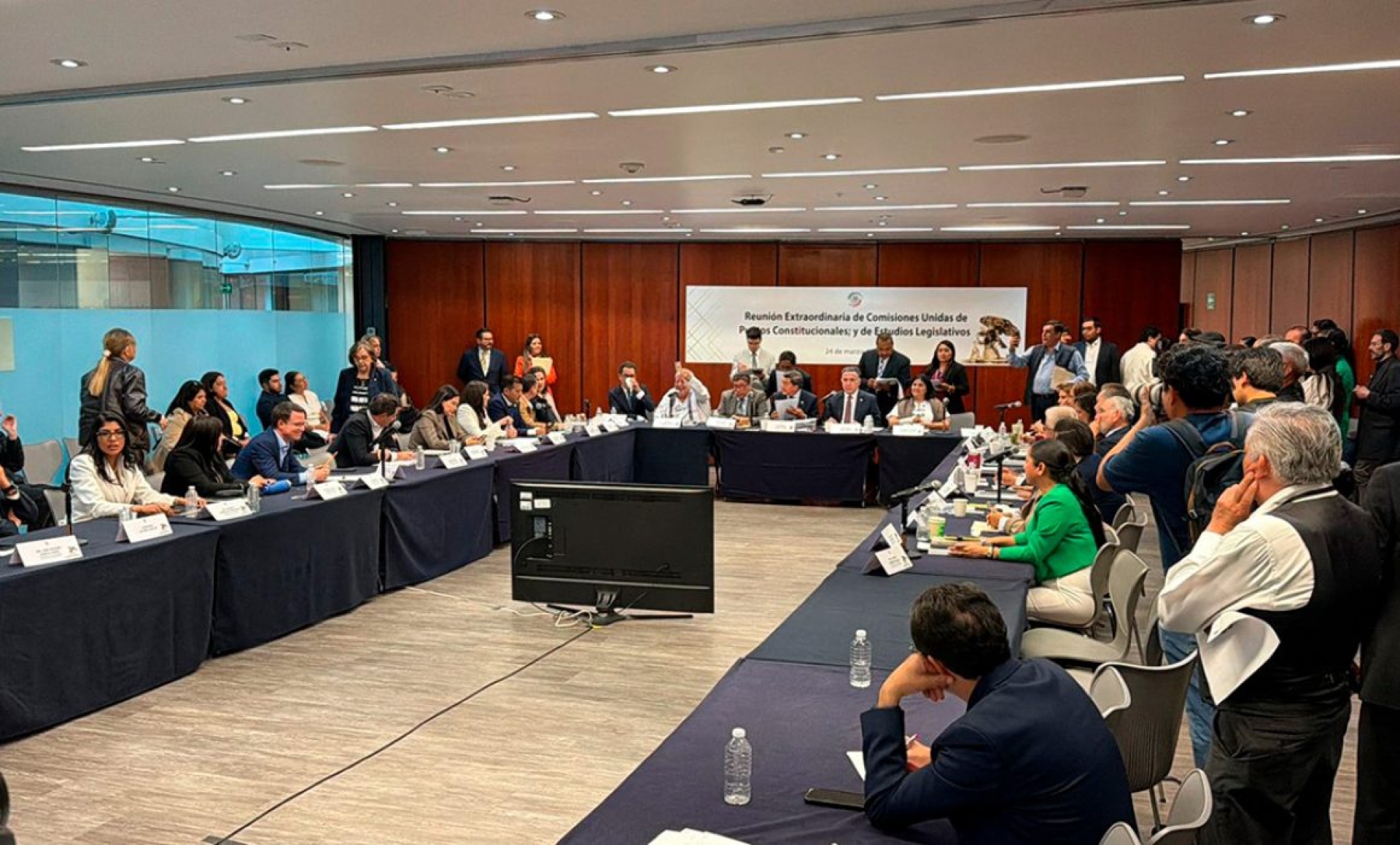 Senado avala ‘Plan B’ en comisiones; PT se ausenta
